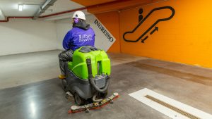 Pulizia per pavimenti industriali: tecniche, noleggio macchinari e gestione professionale